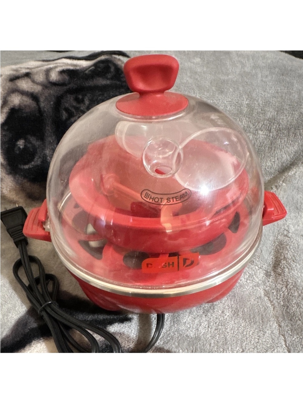 Dash DEC005RD Electric Egg Cooker 7-Egg Poaching 360W 120V Red